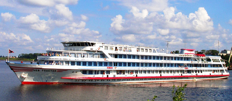 El MS Tolstoy navegando por el Volga MS TOLSTOY CRUCEROS RUSIA PANAVISION CRUCEROS DE LUJO RUSIA OFERTAS ESPECIALES MOSCU SAN PETERSBURGO